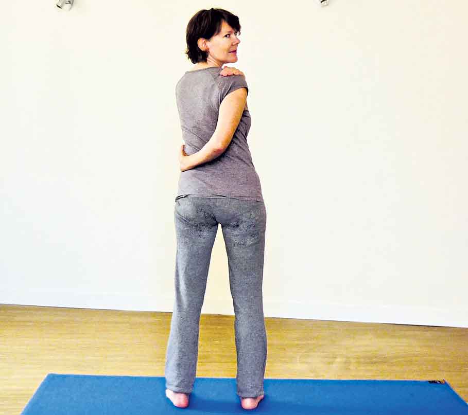 ఆరోగ్యాన్ని ప్రసాదించే.. కటి చక్రాసనం