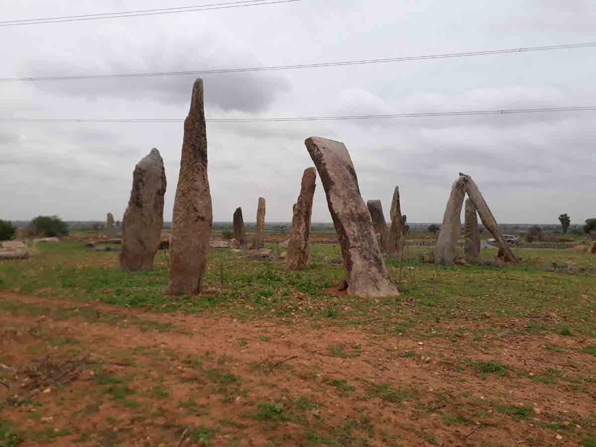 చారిత్రకకు ఆనవాళ్లు నిలువురాళ్లు