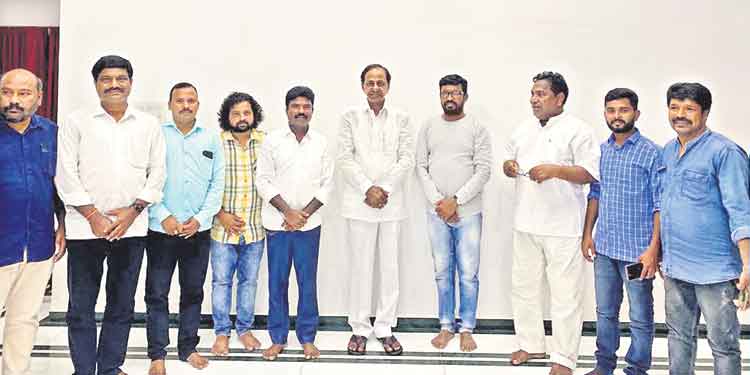 Dalitha Bandhu : దళిత బంధుపై ధూంధాం.. కలం పట్టిన సీఎం కేసీఆర్‌