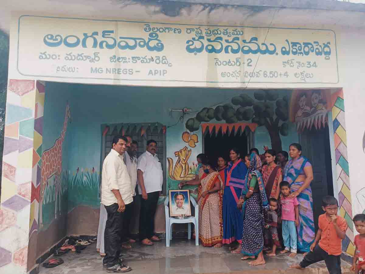 సీఎం కేసీఆర్‌ చిత్రపటాలకు క్షీరాభిషేకం