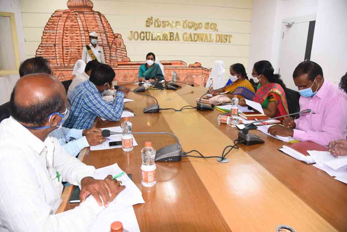 స్కాలర్‌ షిప్‌ దరఖాస్తులను క్లియర్‌ చేయాలి