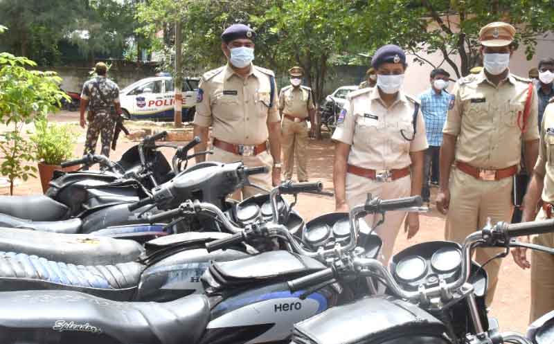 ద్విచక్రవాహనాల దొంగ అరెస్టు