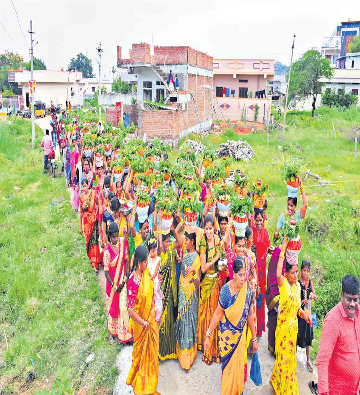 బోనమెత్తిన పల్లెలు