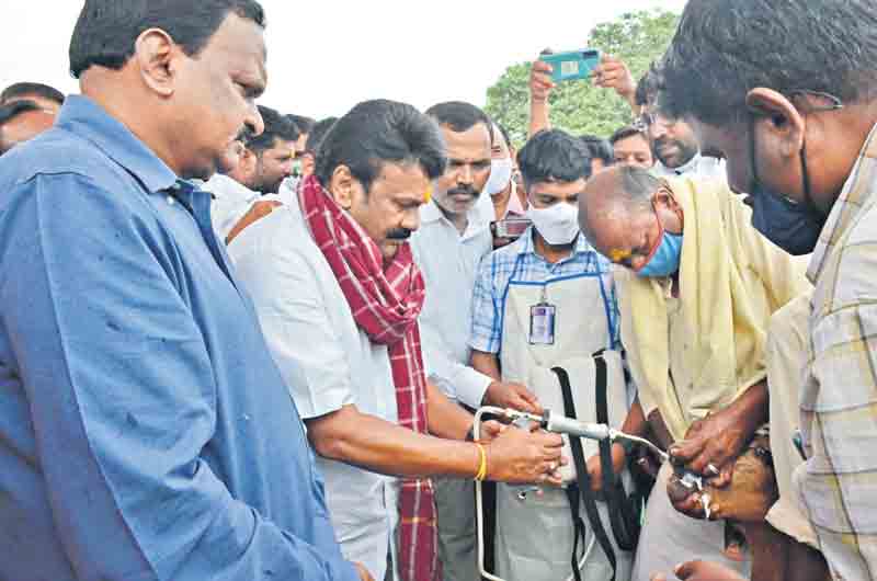 కులవృత్తుల వారికి దేవుడు కేసీఆర్‌