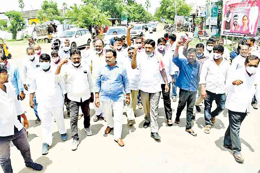 ఈటలా.. నీ స్థాయి తెలుసుకో