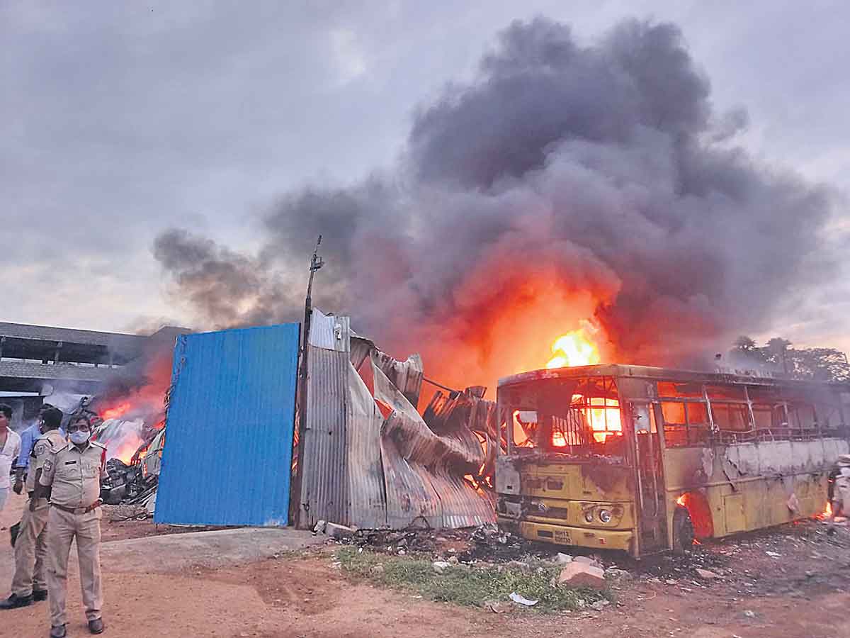 స్క్రాప్‌ గోదాంలో అగ్నిప్రమాదం