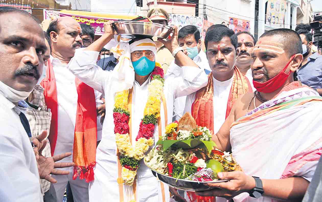 నెత్తిన బోనం.. తల్లి నామస్మరణం