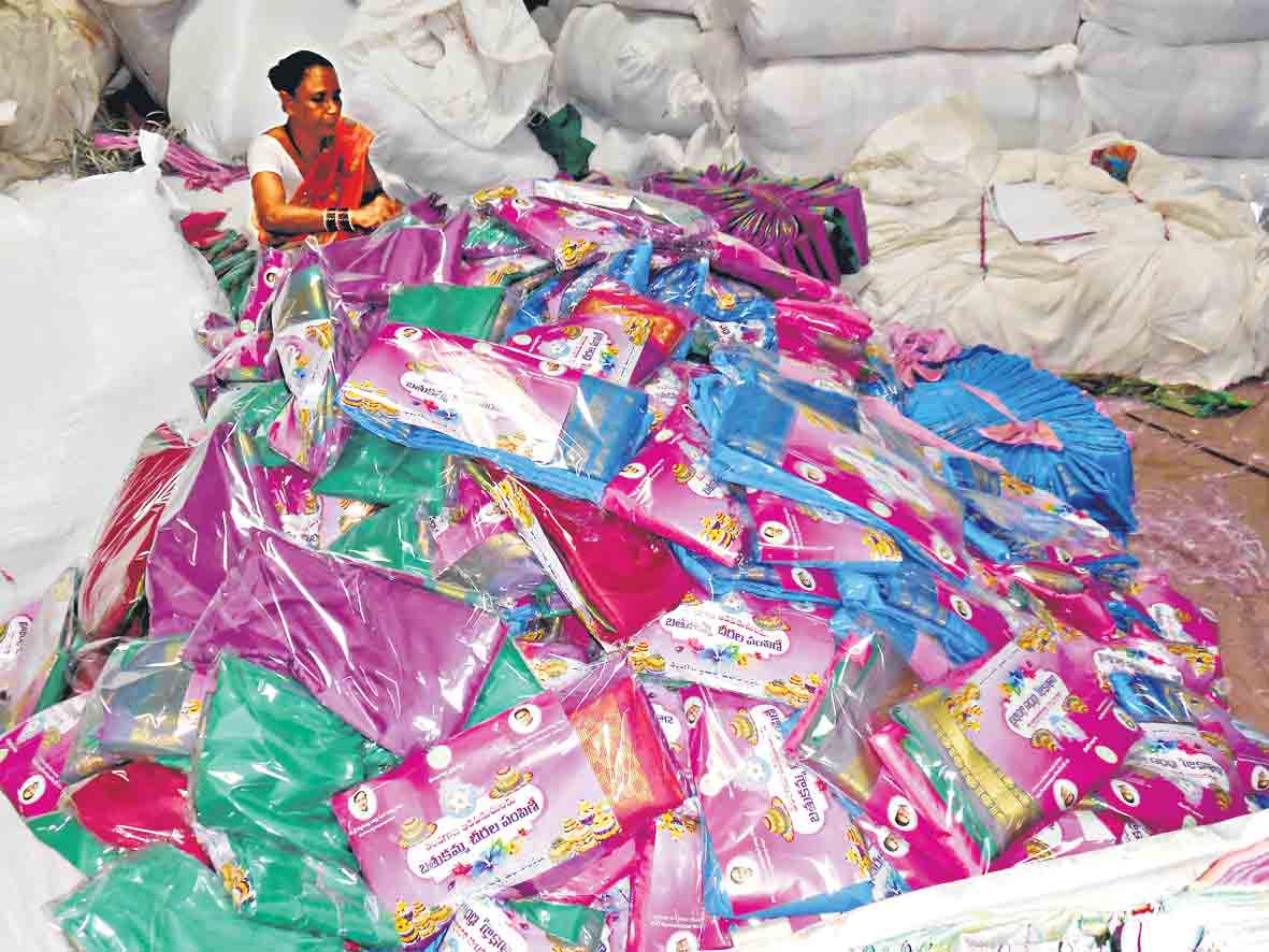 బతుకమ్మ సారెల్లొచ్చాయ్