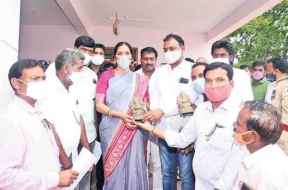 మట్టి వినాయకులను పూజించాలి