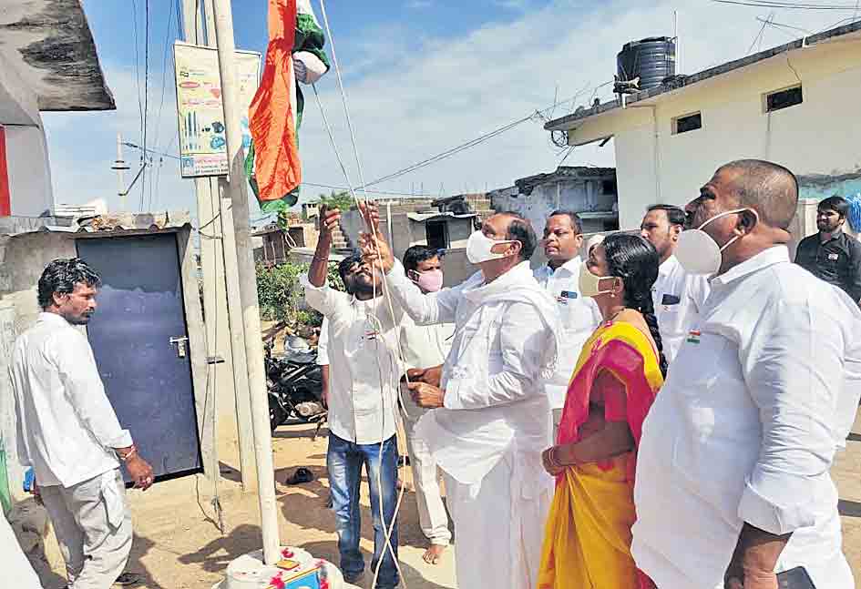 త్రివర్ణ పతాక రెపరెపలు