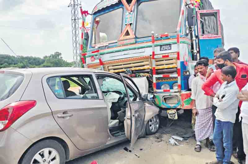 ఐదుగురిని మింగిన ఓవర్‌టెక్‌