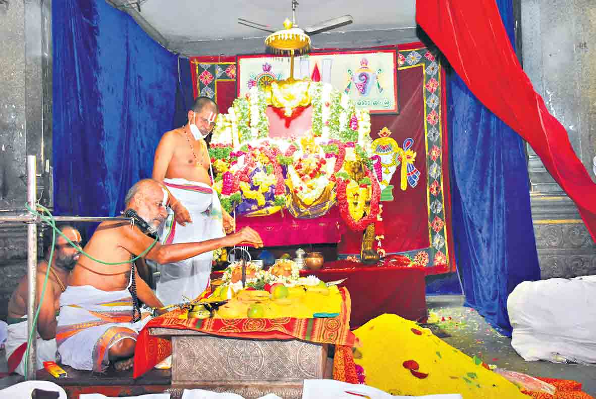 యాదాద్రిలో భక్తుల సందడి