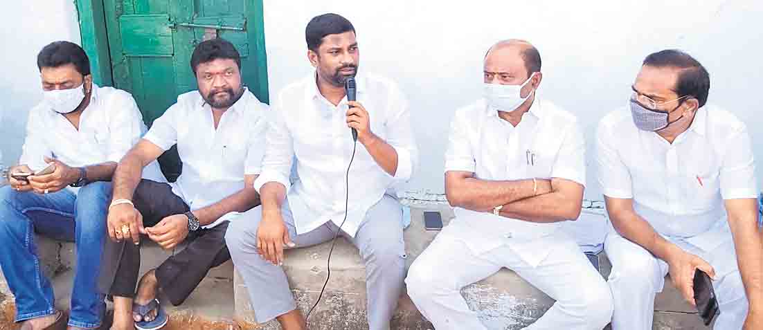 కట్లతో వచ్చేవాళ్లను నమ్మొద్దు