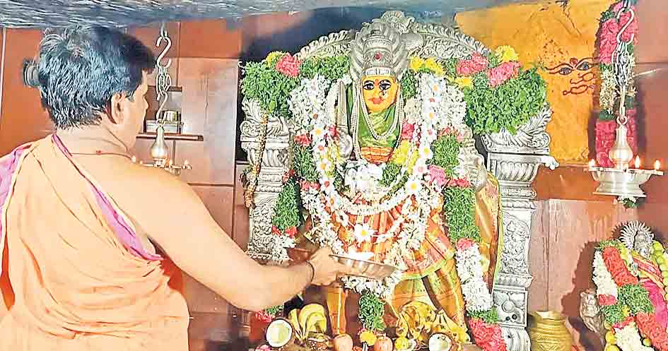 ఆలయాల్లో భక్తుల సందడి