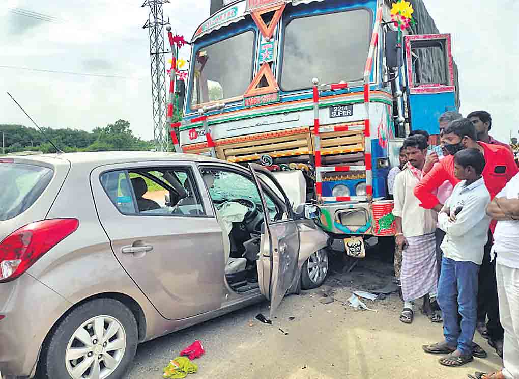 దవాఖానకు వెళ్లొస్తూ ఐదుగురి దుర్మరణం