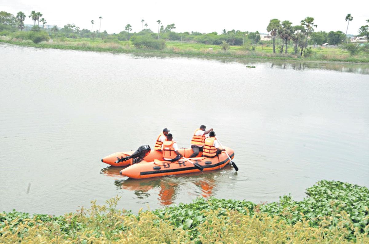 ఇద్దరు కార్మికుల మృతిపై సర్కారు సీరియస్‌