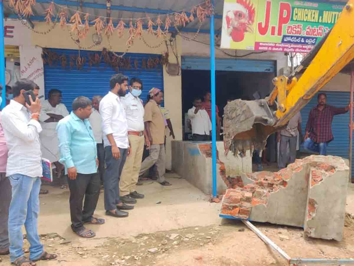 కొరడా జులిపించిన ట్రాఫిక్‌ పోలీసులు