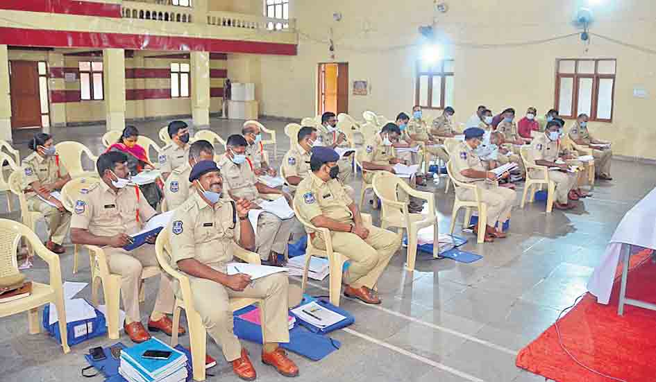 గంజాయి విక్రయాలపై నిఘా పెట్టాలి