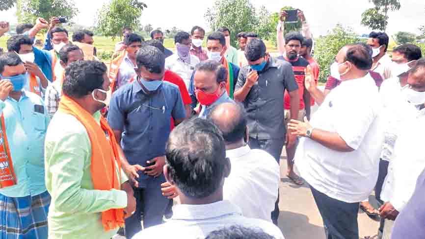 బీజేపీపై తిరగబడ్డ కాలనీవాసులు