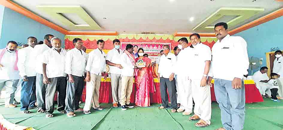 పాడి రైతులు ఐక్యంగా ఉండాలి