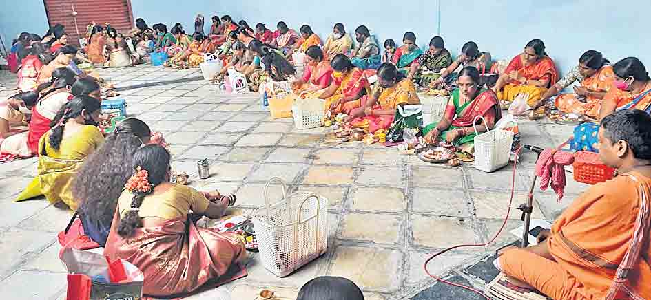 భక్తిశ్రద్ధలతో వరలక్ష్మీ వ్రతాలు