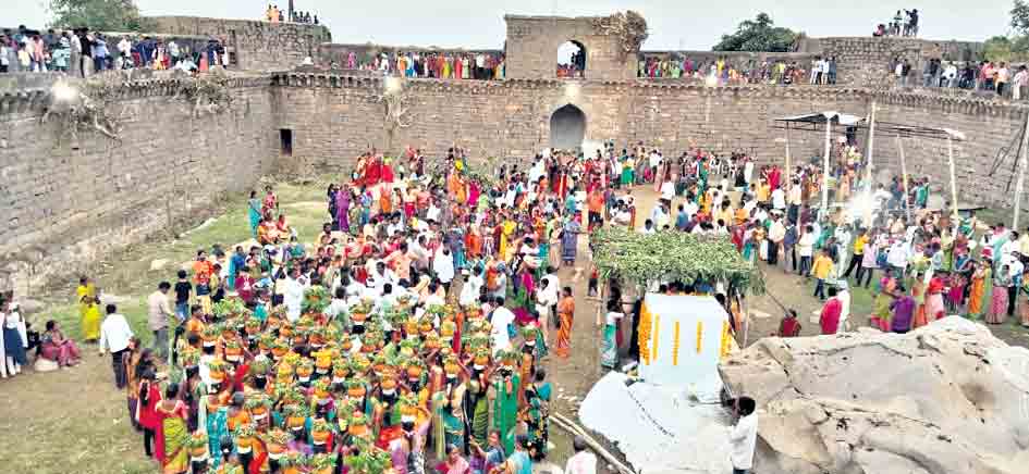 వైభవంగా గడికోట బోనాలు