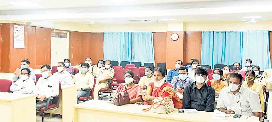 స్వాతంత్య్ర వేడుకలకు ఏర్పాట్లు చేయాలి