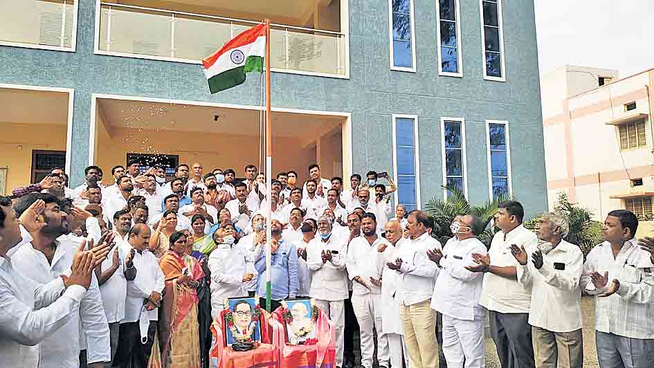 జెండా ఎగిరె జాతి మురిసె..