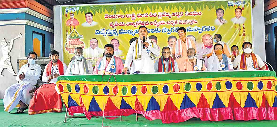 కేసీఆర్ వల్లే ధూపదీపానికి రూ.6వేలు