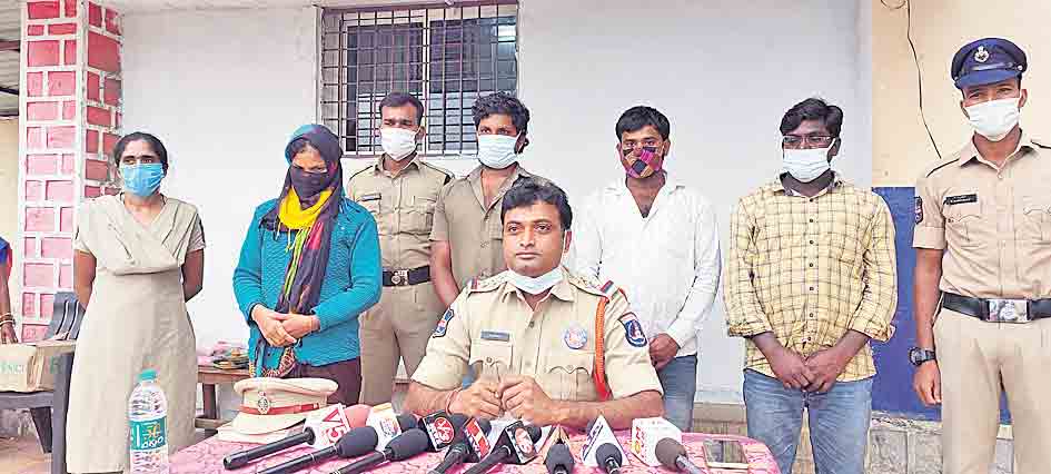 వివాహేతర సంబంధానికి అడ్డొస్తున్నాడని..