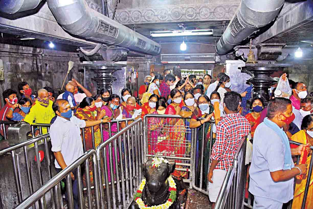 వేములవాడ రాజన్నకు శ్రావణ శోభ