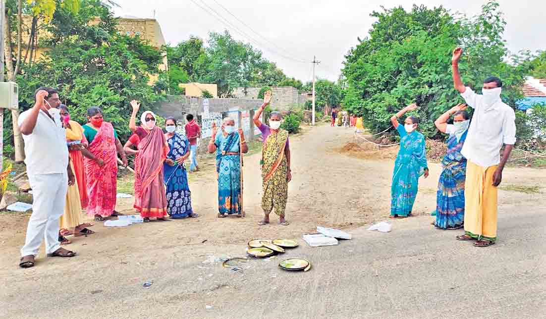 కానుకలతో మభ్యపెట్టలేరు