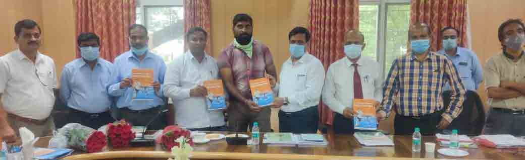 పుస్తకాన్ని ఆవిష్కరించిన ఓయూ వీసీ