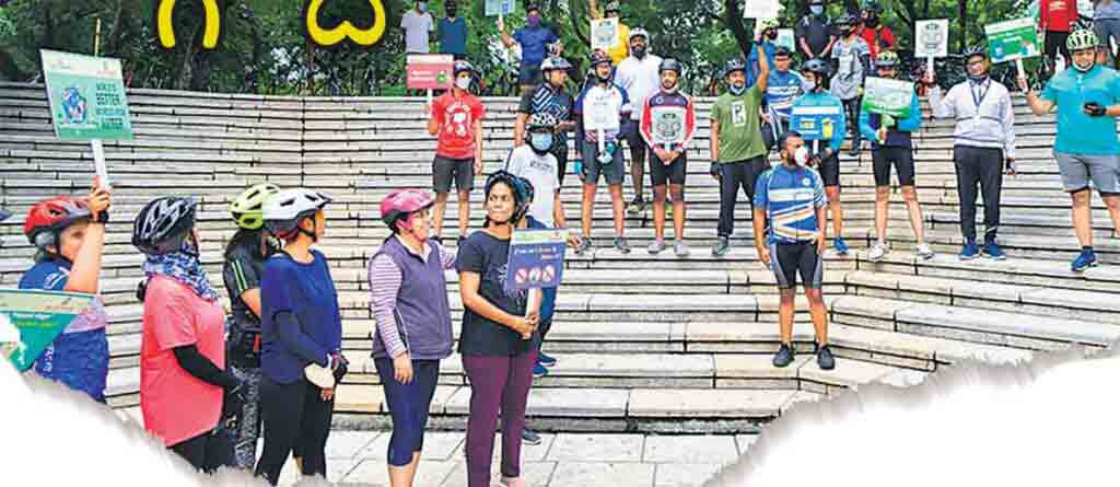 ప్లాస్టిక్‌పై సైక్లిస్టుల పోరు…ఓ వైపు ఉద్యోగం చేస్తూనే మరోవైపు సామాజిక బాధ్యతగా