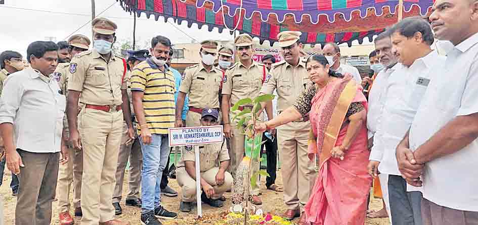 హరితహారంలో భాగస్వాములవ్వాలి