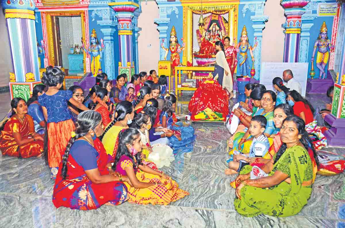 అమ్మవారికి ఊంజల్‌సేవ