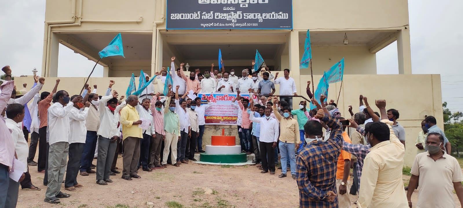 చెరువు, కుంటలను రక్షించాలని ధర్నా