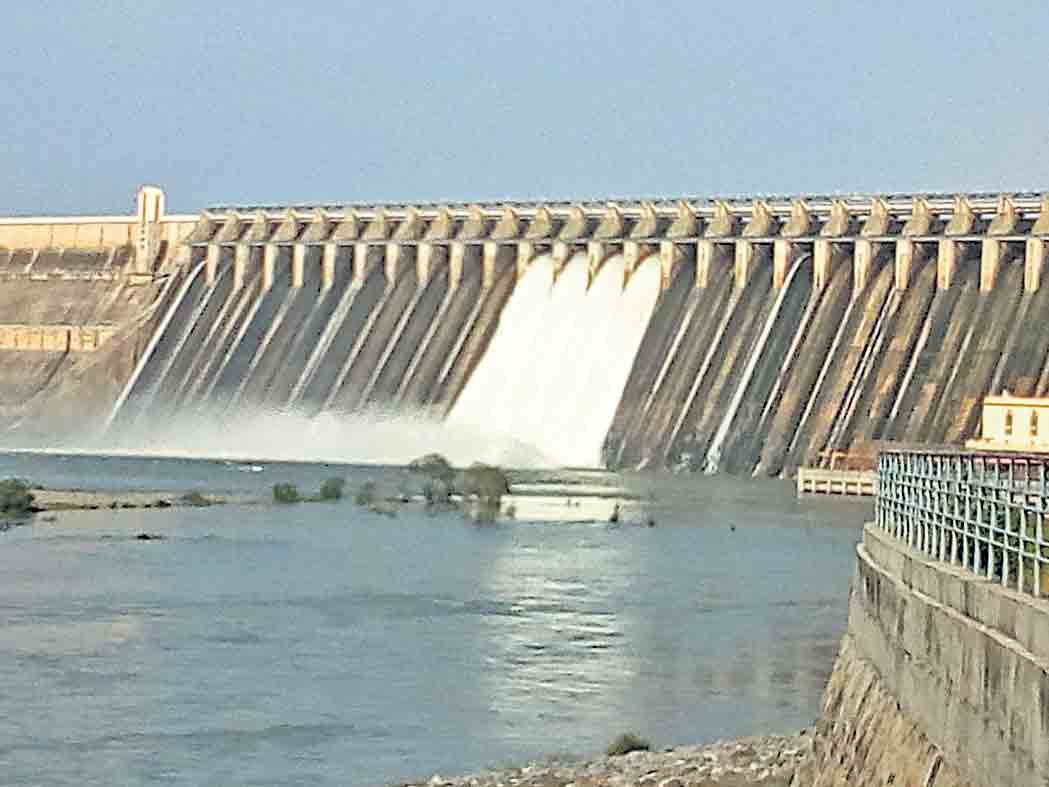 ప్రాజెక్టులకు కొనసాగుతున్న వరద