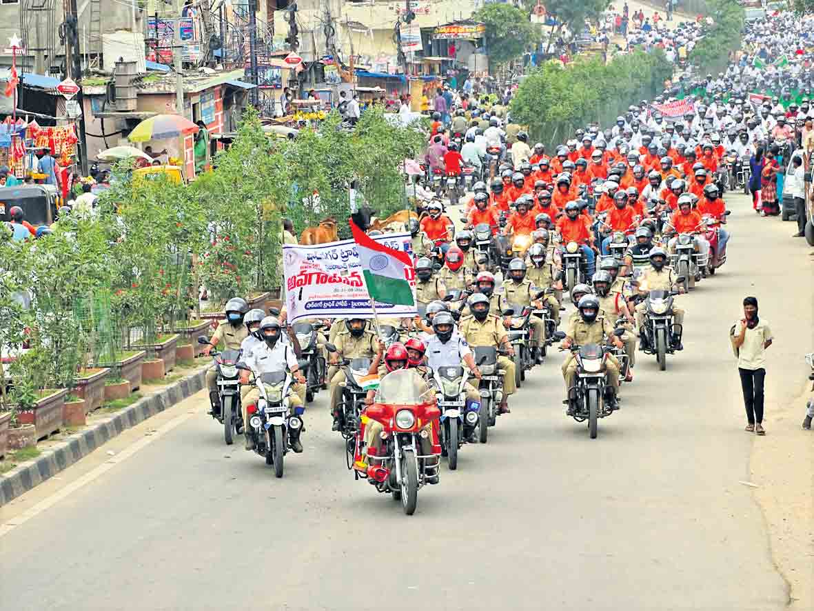 హెల్మెట్‌ ధరించు.. ప్రాణాన్ని కాపాడుకో