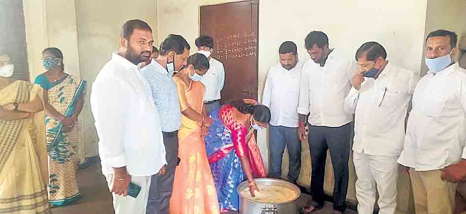 పాఠశాలలను శానిటైజేషన్‌ చేయండి