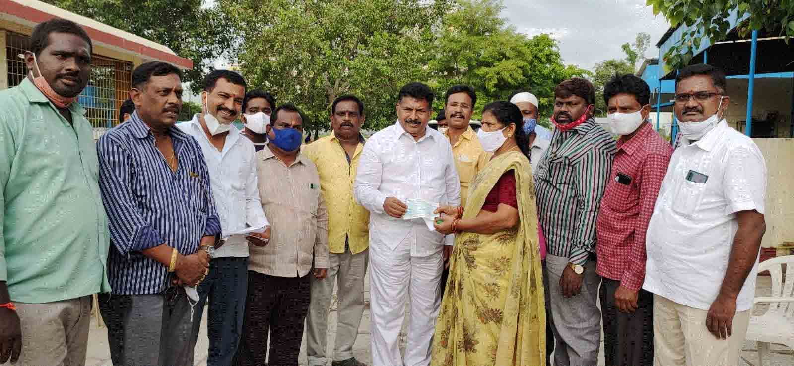 కార్డులు లేనివారు దరఖాస్తు చేసుకోండి: ఎమ్మెల్యే ముఠా గోపాల్‌