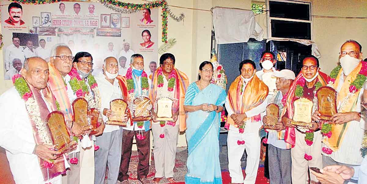 వయోధికుల సేవలు అభినందనీయం