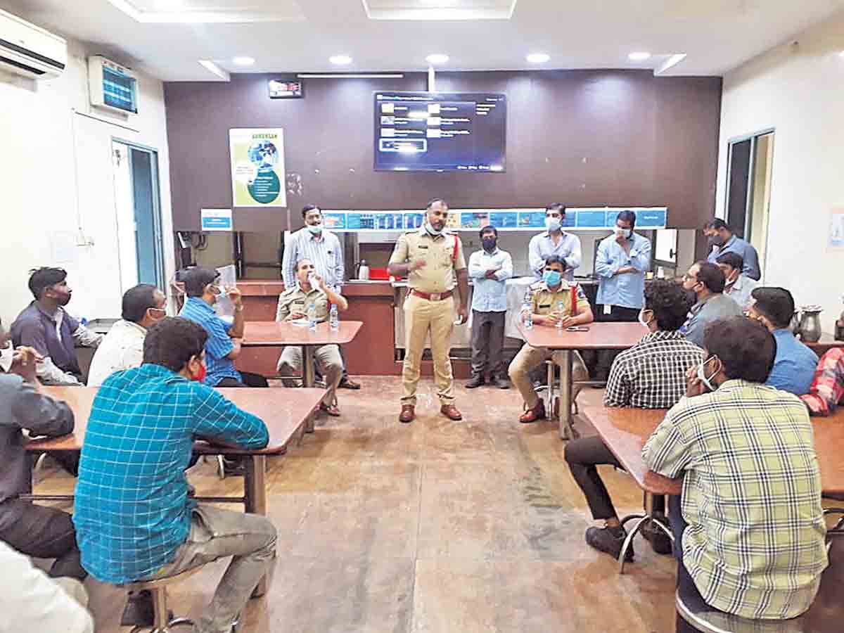 మోసపోతున్నది.. చదువుకున్నవారే..