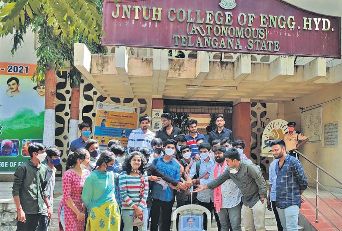 గెల్లు శ్రీనివాస్‌యాదవ్‌కు టికెట్‌పై సంబురాలు