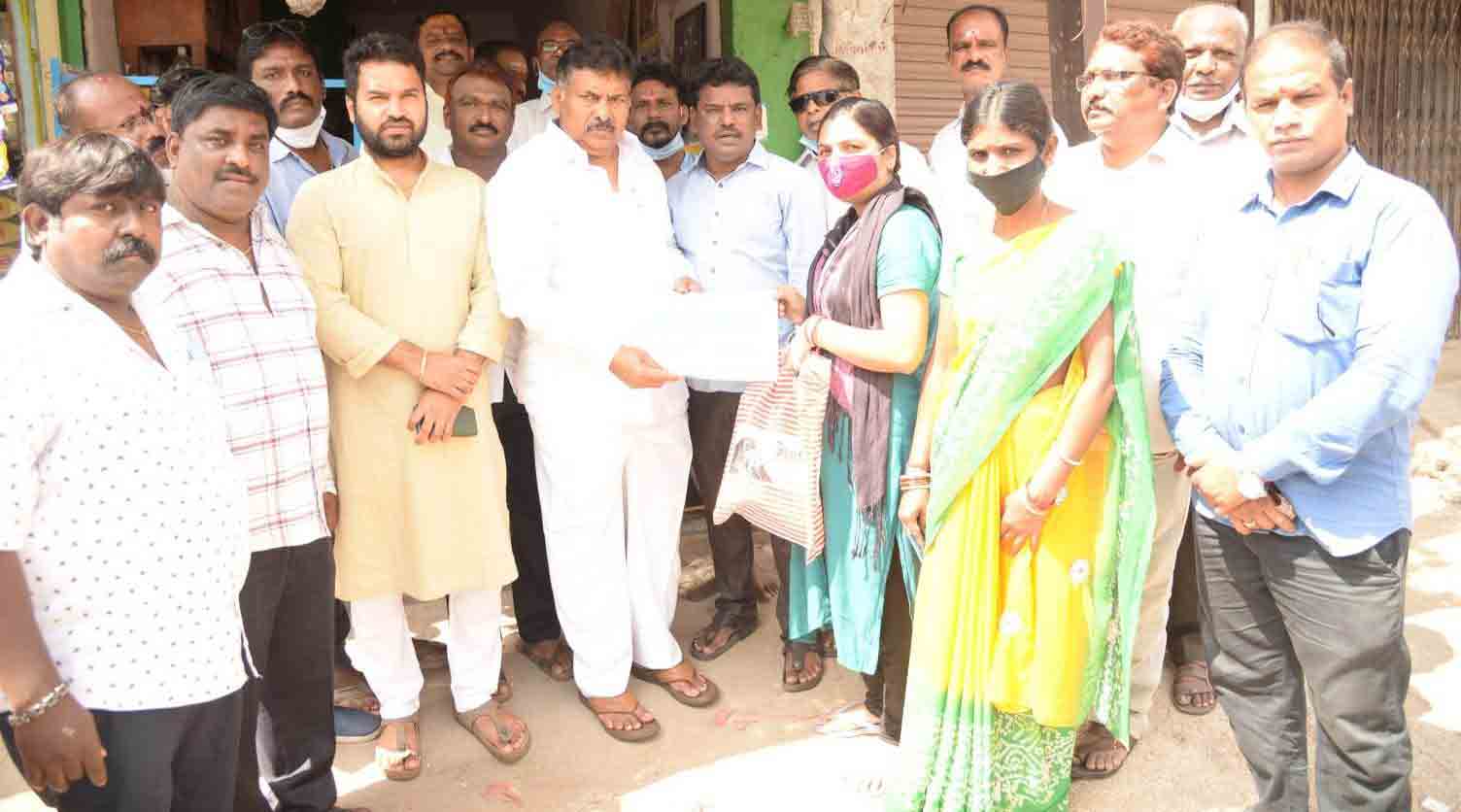 కార్డు అందిన వెంటనే రేషన్‌సరుకులు: ఎమ్మెల్యే ముఠా గోపాల్‌