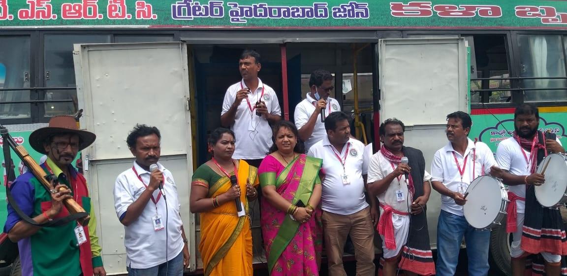 ఆర్టీసీని ఆదరించండి…కళాబృందం ప్రదర్శన