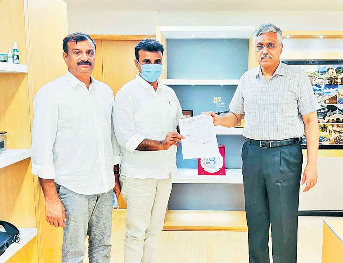 ఫ్లె ఓవర్ల నిర్మాణానికి.. నిధులు మంజూరు చేయండి