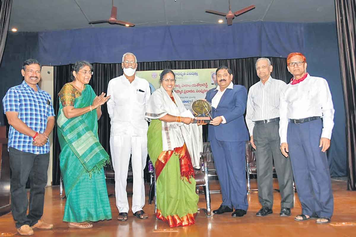 సృజనాత్మక రచయిత్రి ఐనంపూడి శ్రీలక్ష్మి