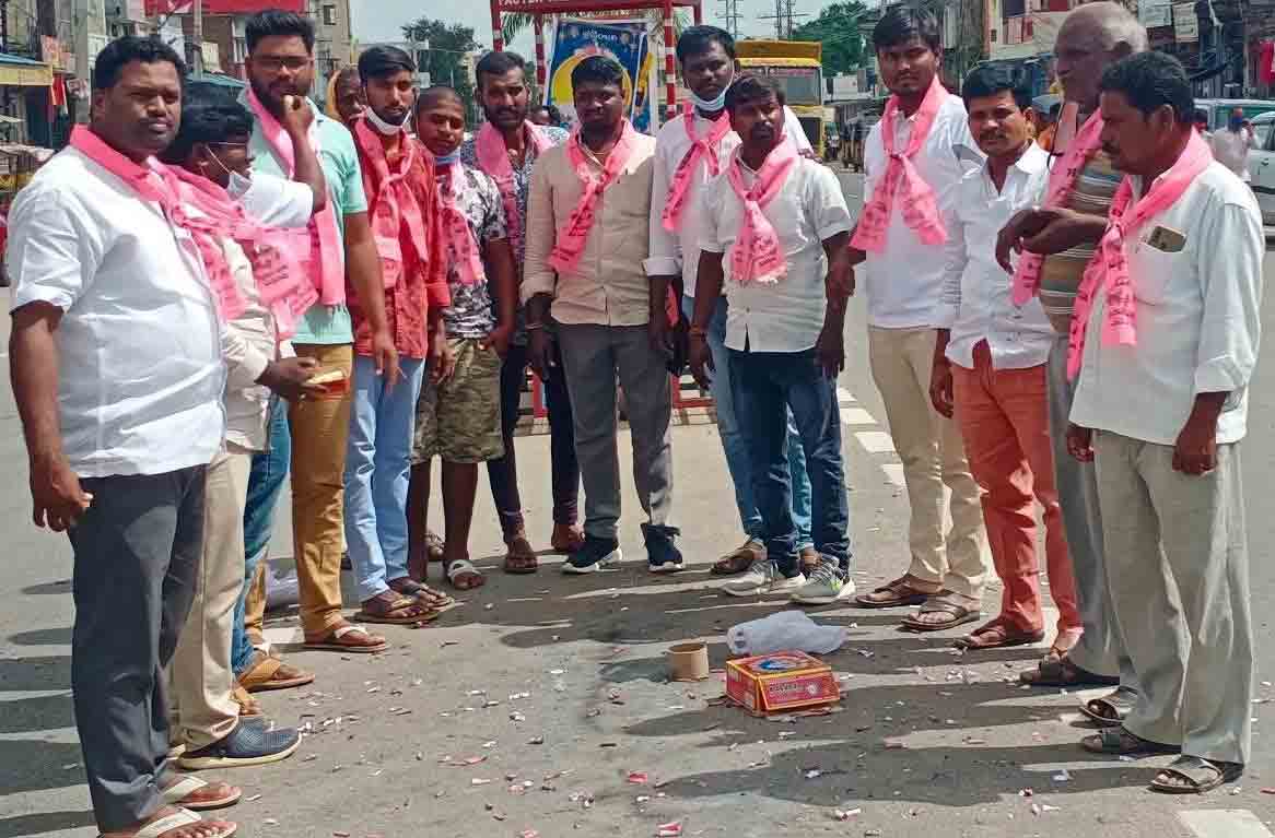 Huzurabad |హుజురాబాద్ అభ్య‌ర్థిగా గెల్లు-టీఆర్‌ఎస్ నాయకుల‌ సంబురాలు