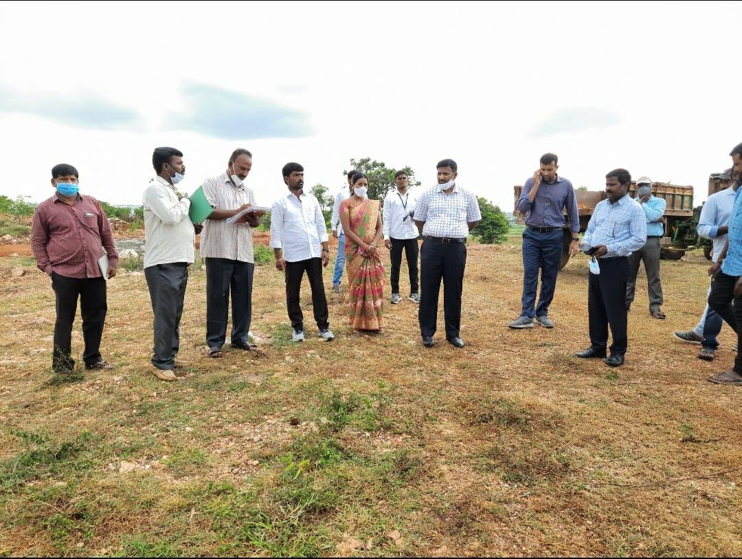 పల్లెప్రకృతి వనాన్ని పరిశీలించిన కలెక్టర్‌